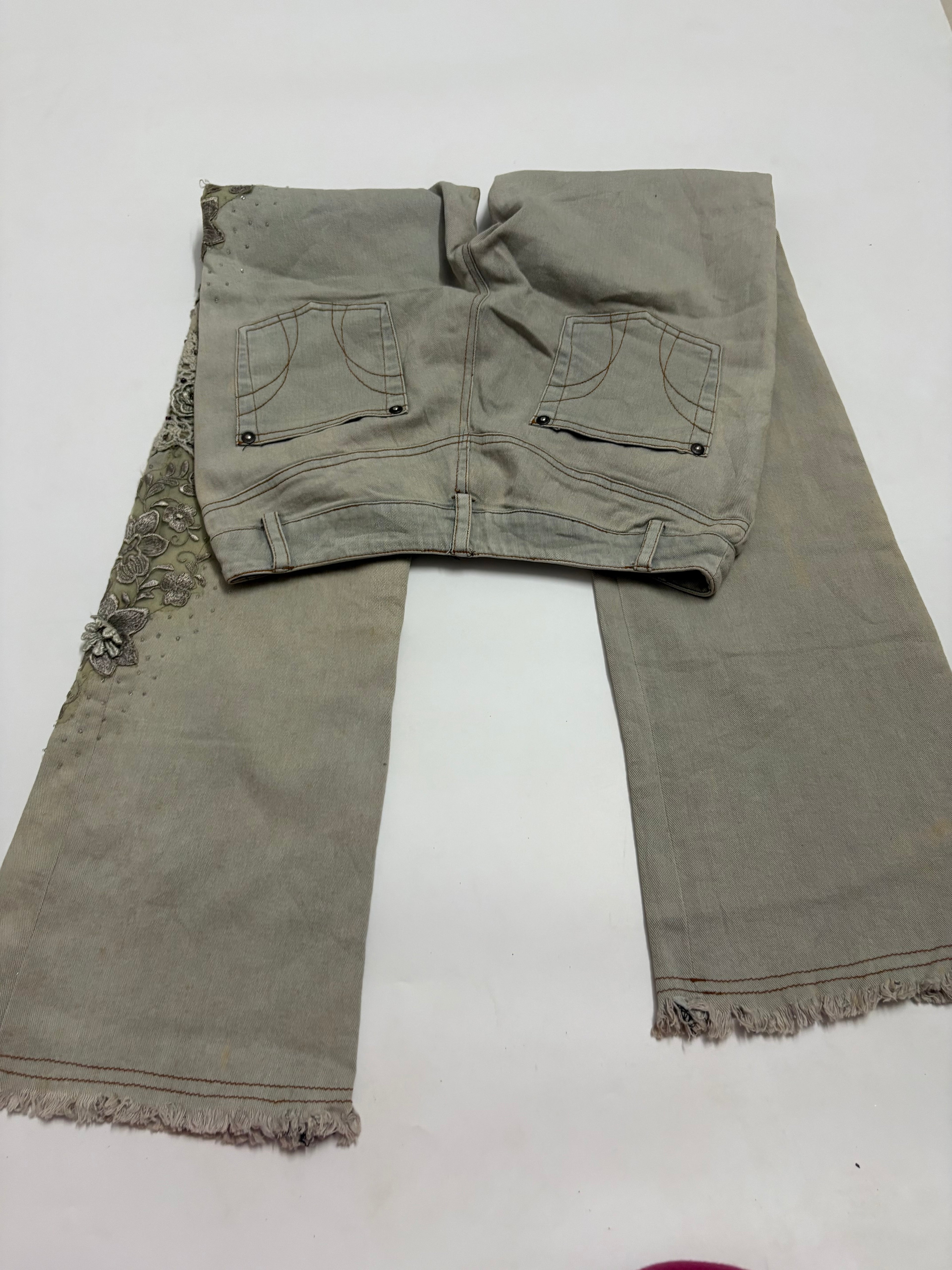 crochet cream flared jeans (26inch)