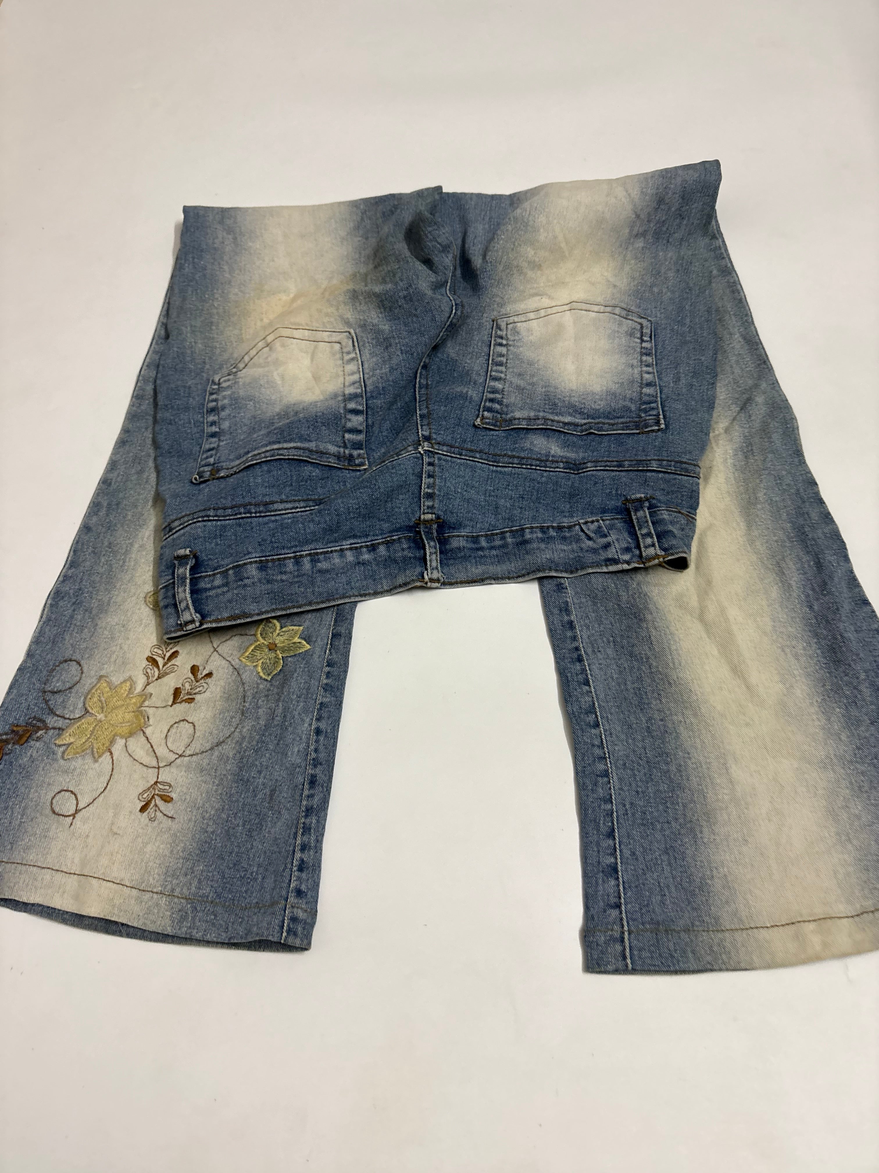 Blue embroidery floral mid rise jeans(30 inch)