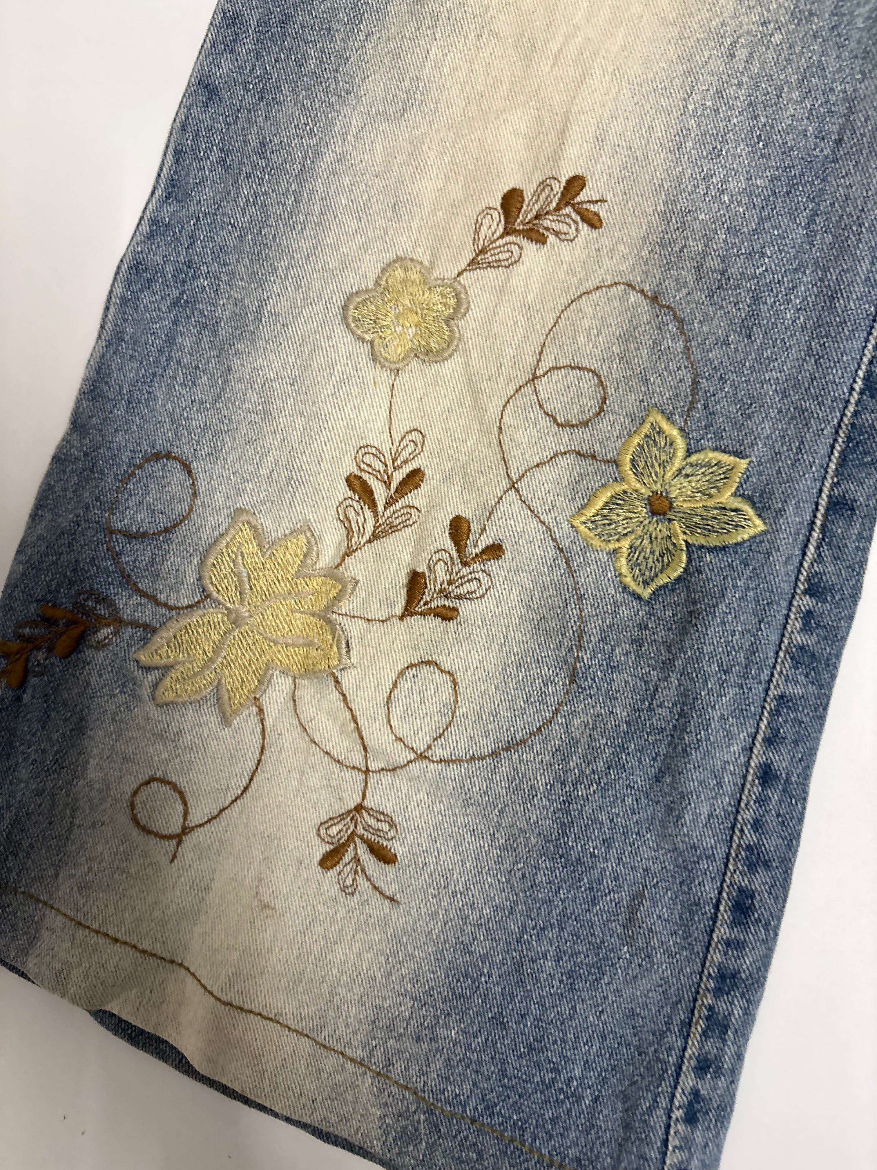 Blue embroidery floral mid rise jeans(30 inch)