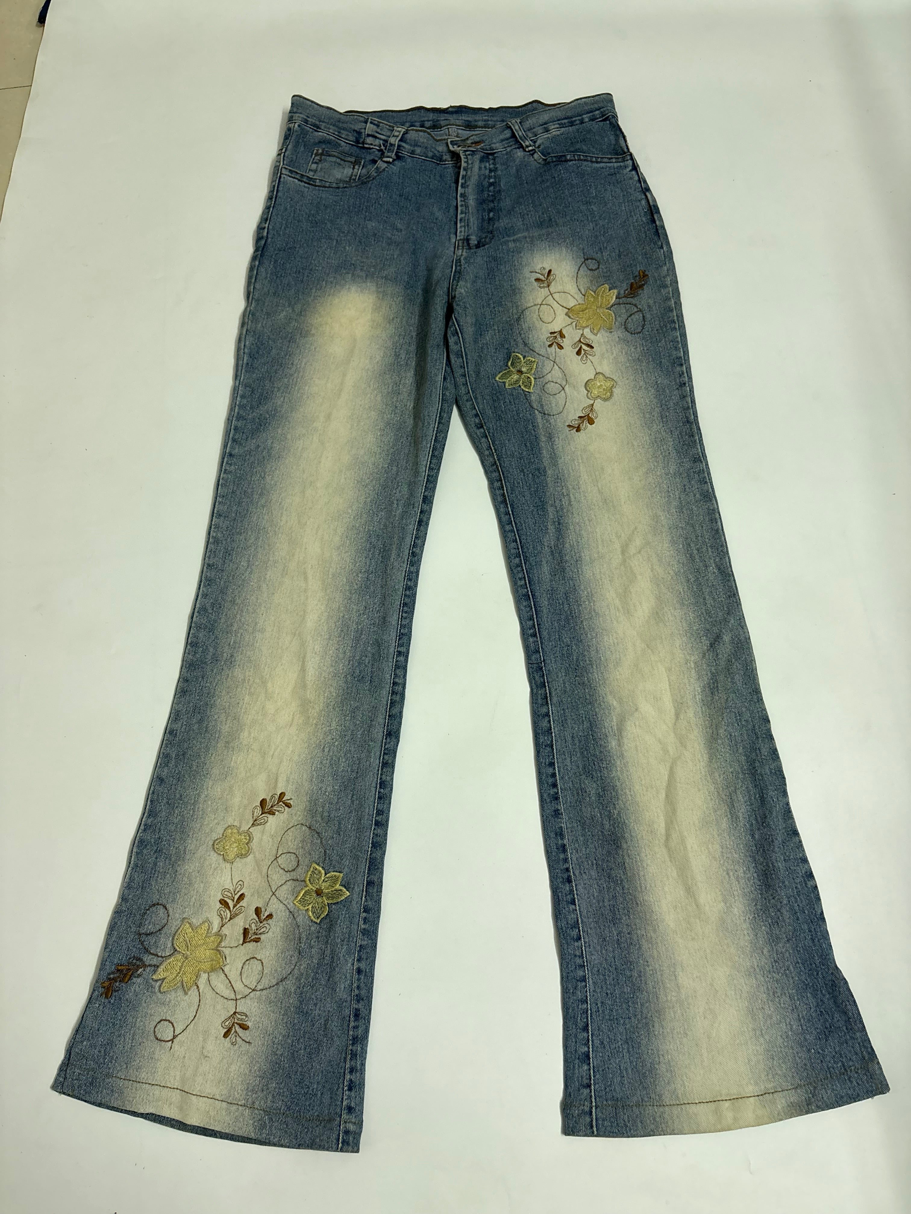Blue embroidery floral mid rise jeans(30 inch)