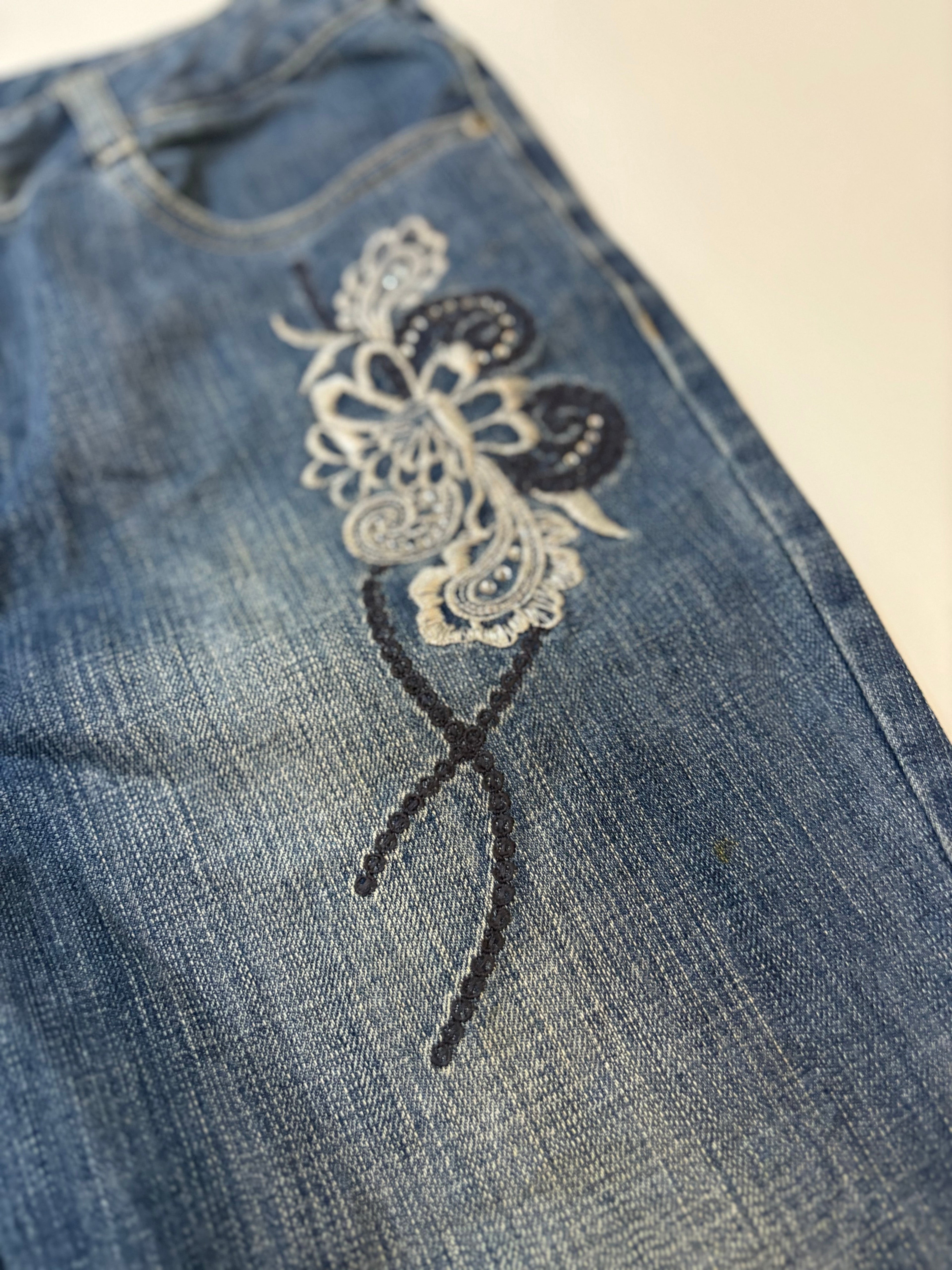 blue patch low rise jeans (32inch)