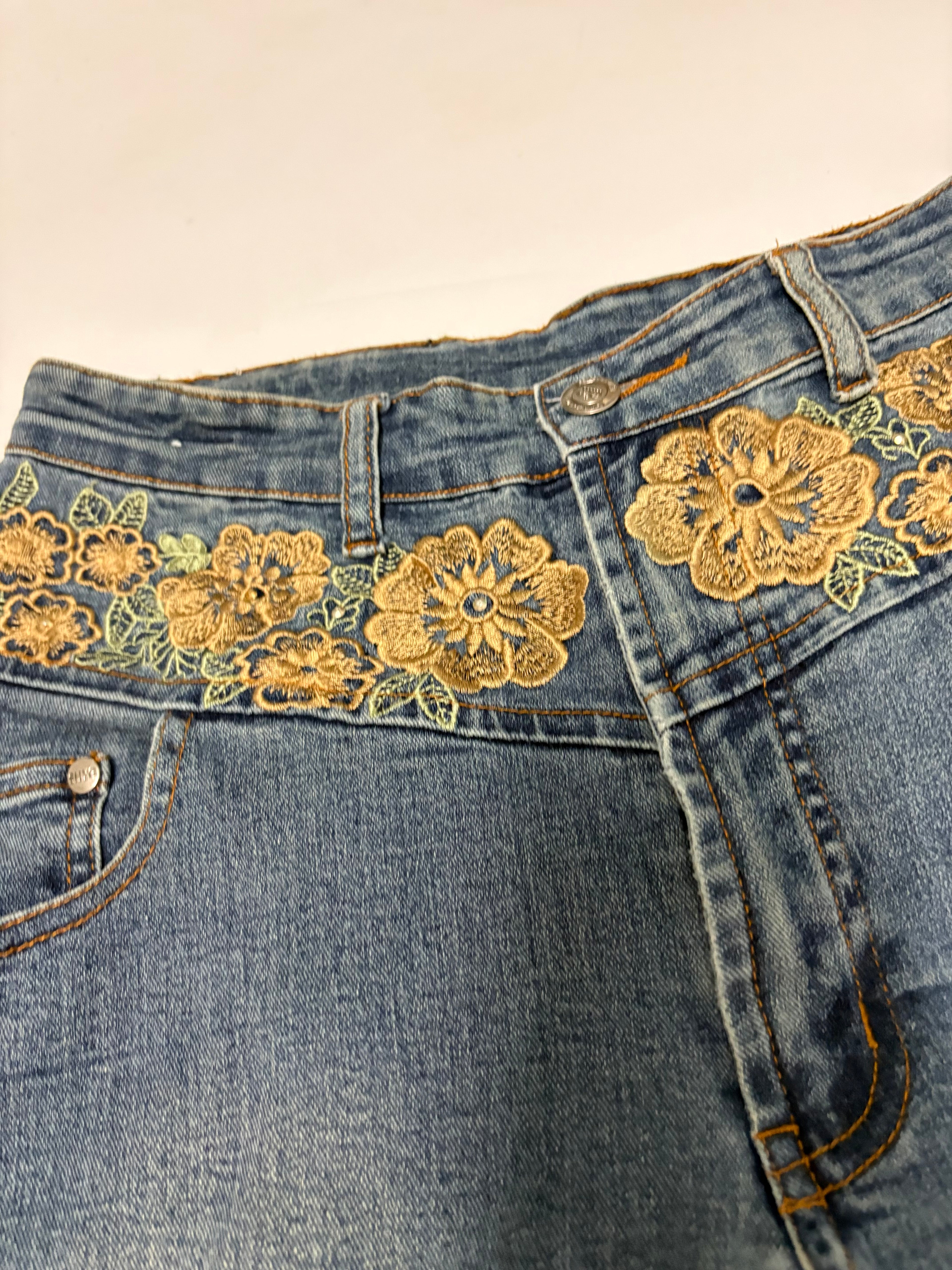 Floral waist band blue jeans(w-28 inch)
