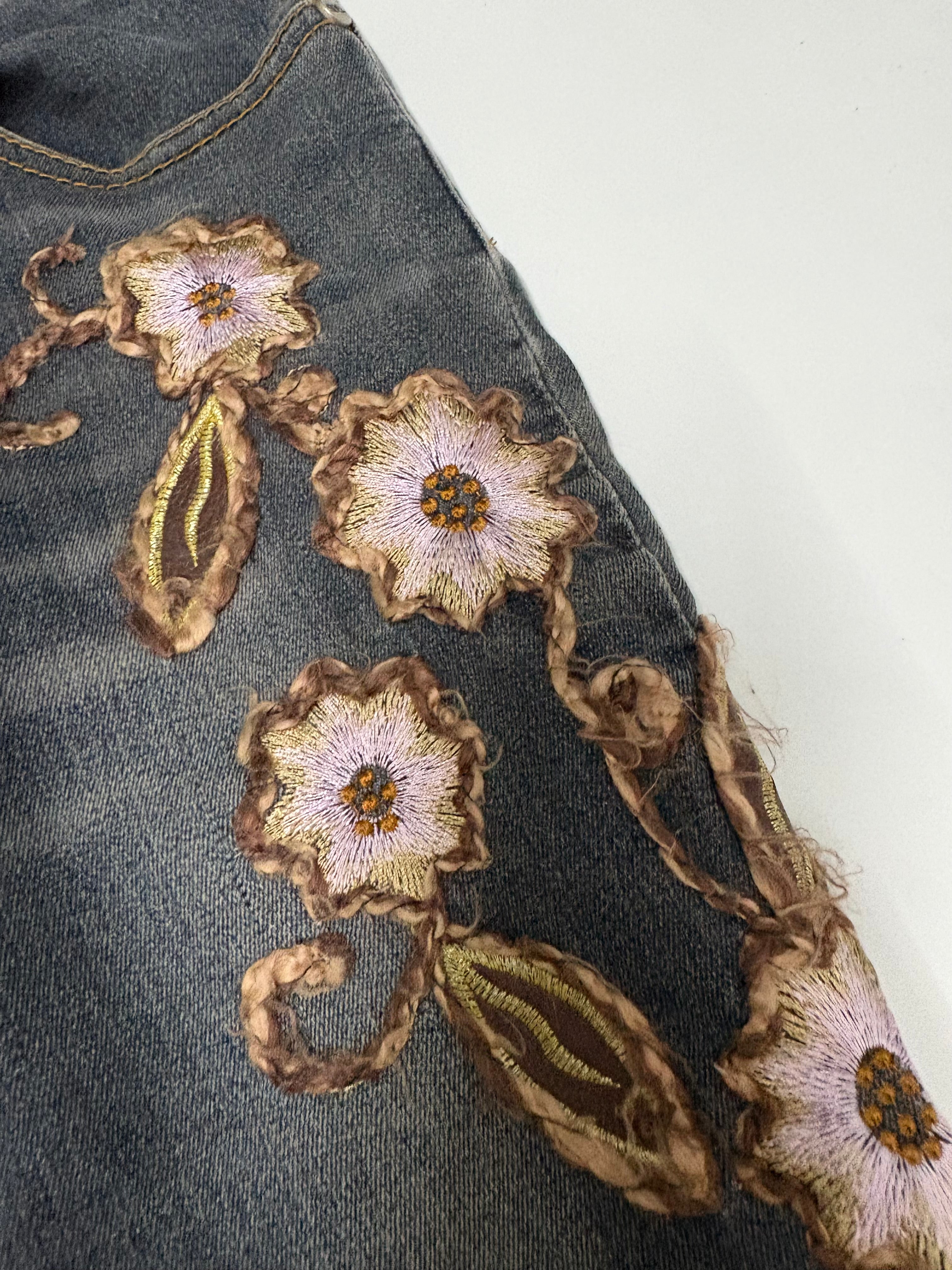 Sen Bao Long floral embroided jeans (w-27 inch)