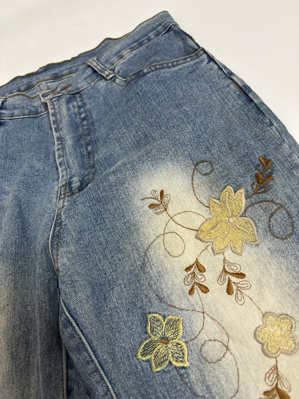 Blue embroidery floral mid rise jeans(30 inch)