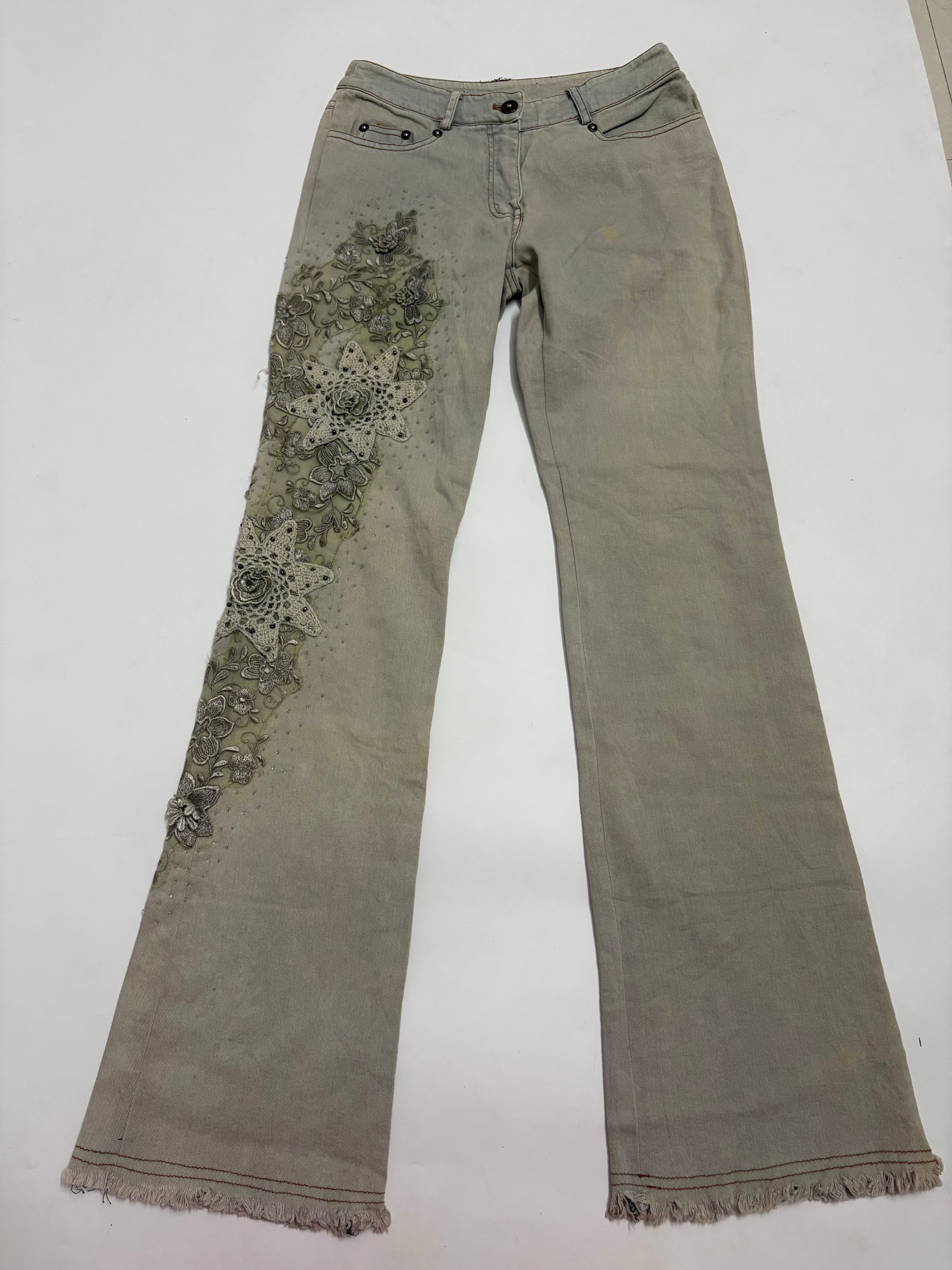 crochet cream flared jeans (26inch)