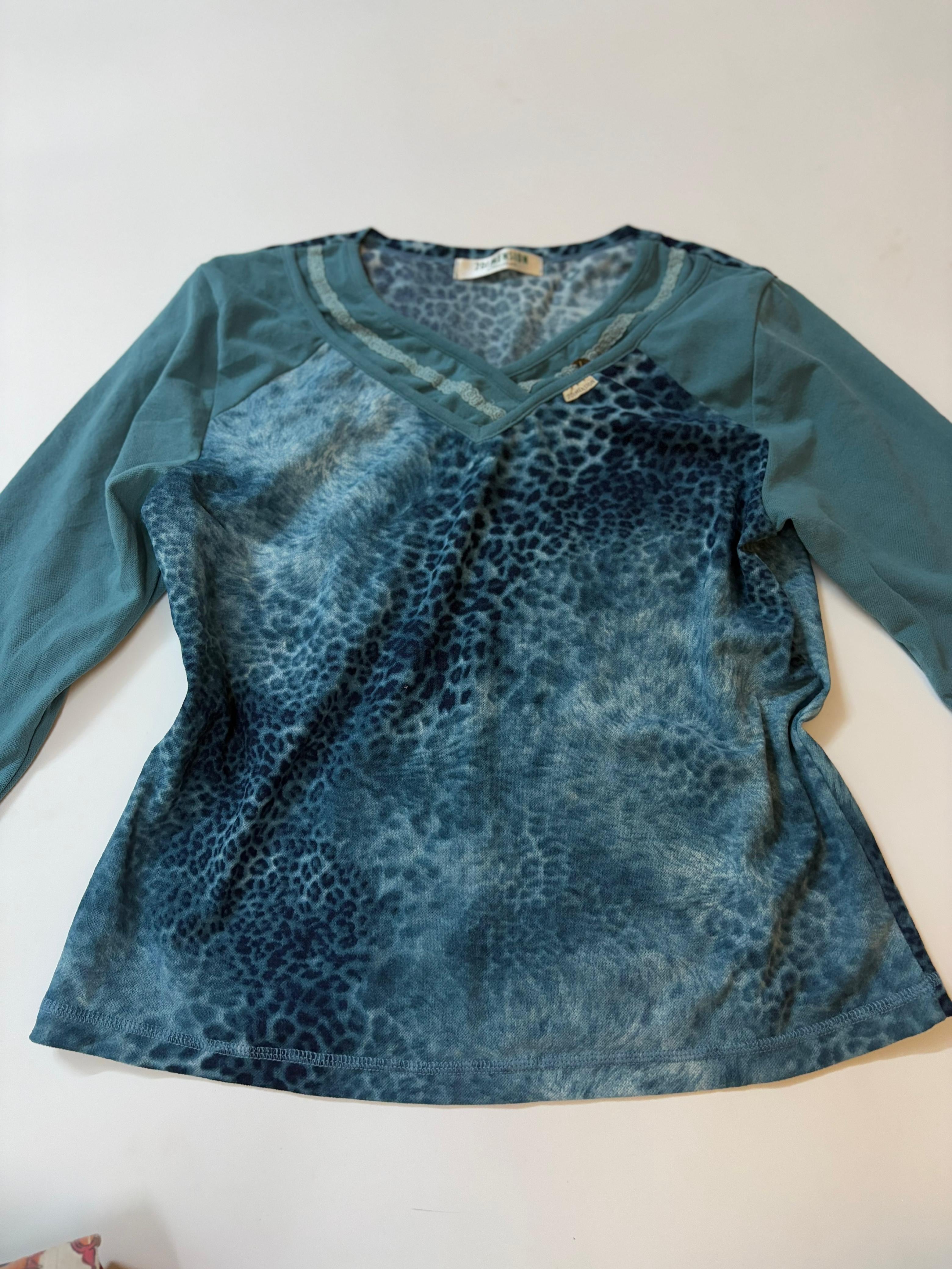 2Dimension cheetah blue top(38-42 inch)