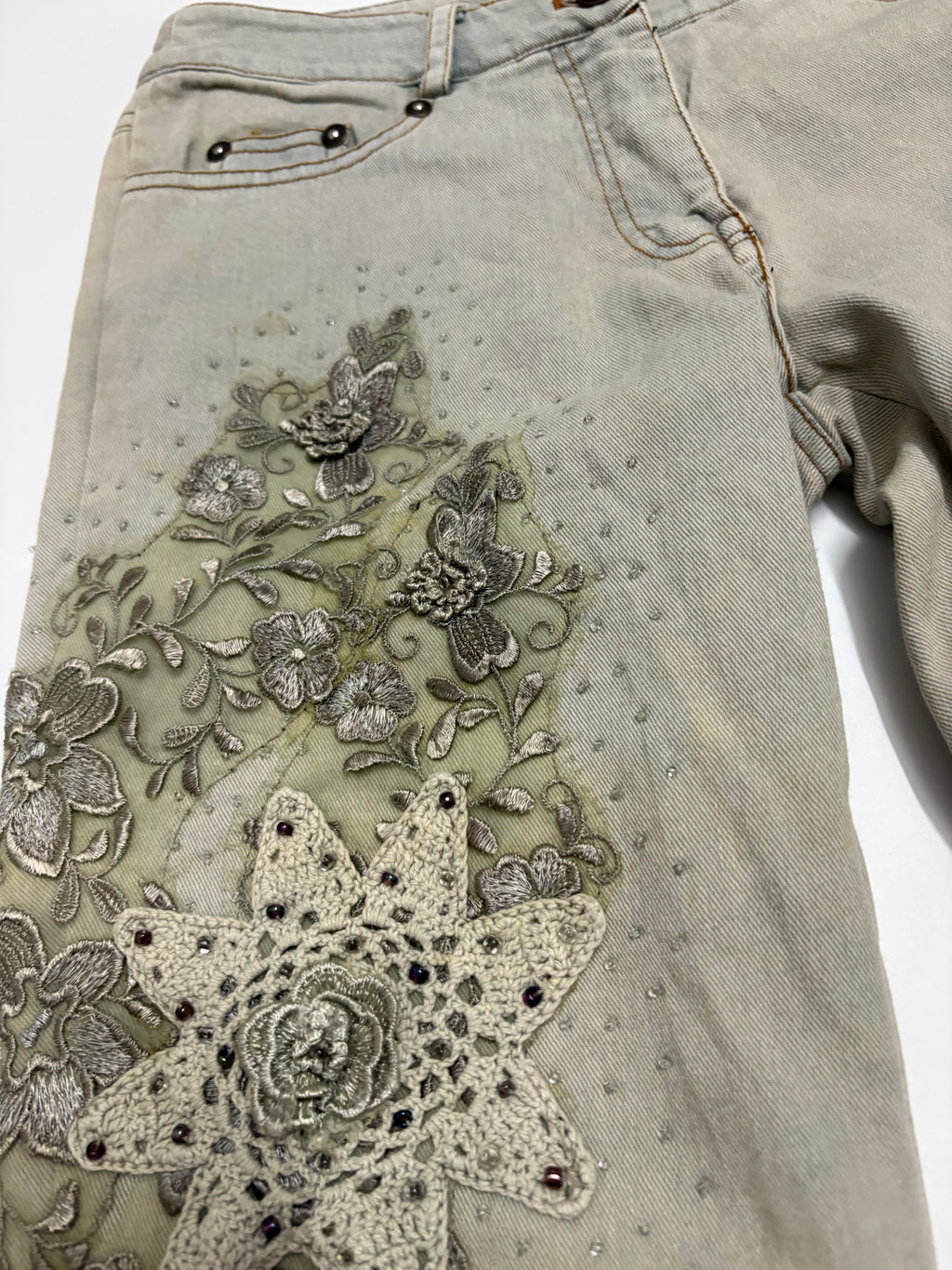 crochet cream flared jeans (26inch)