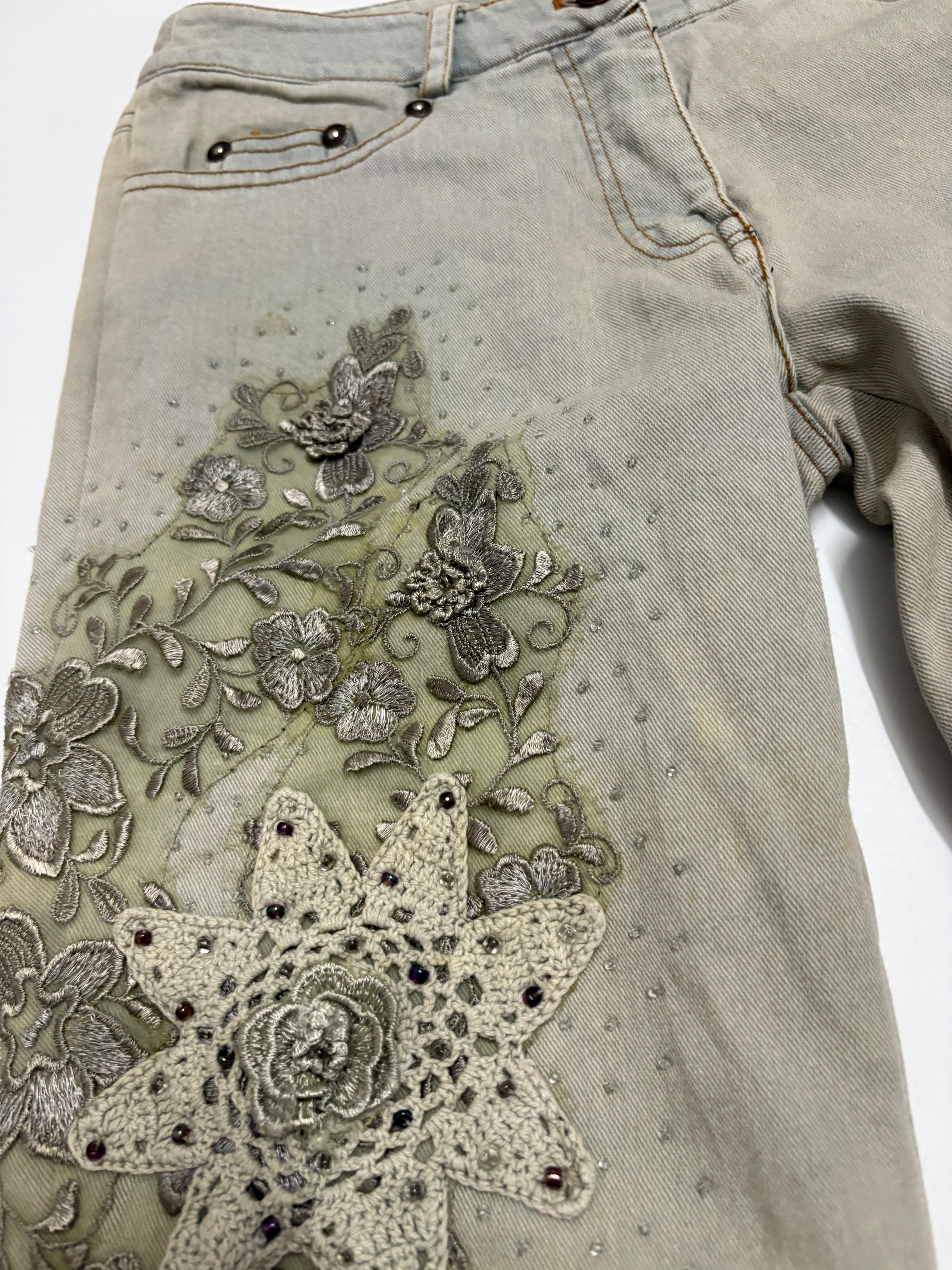 crochet cream flared jeans (26inch)
